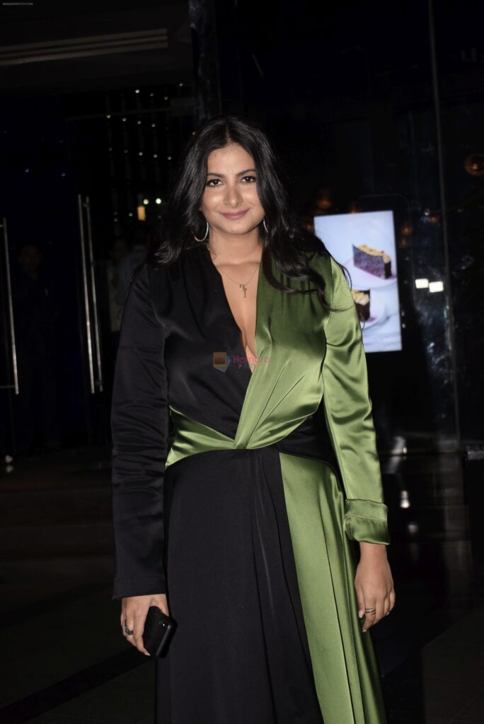 rhea kapoor body