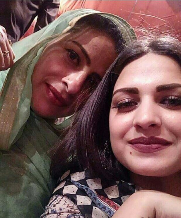 himanshi khurana mother